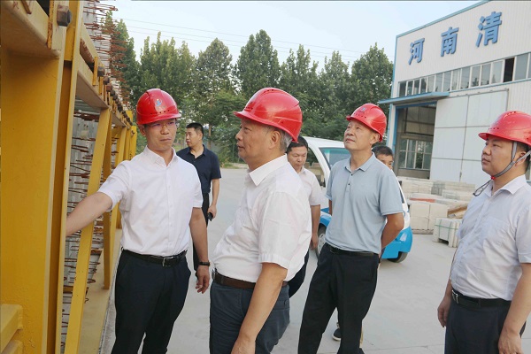 1、集团公司总经理向视察领导介绍装配式构件样板.jpg 1、集团公司总经理向视察领导介绍装配式构件样板.jpg