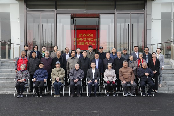 集团公司领导和老同志们合影留念.jpg 集团公司领导和老同志们合影留念.jpg