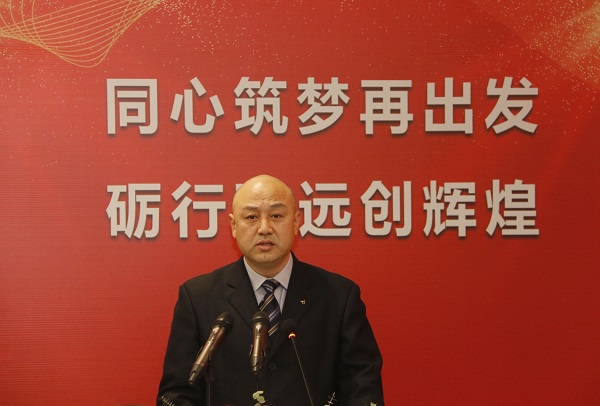 集团公司工会主席贾向军宣读《关于表彰2020年度先进单位和先进个人的决定》.jpg 集团公司工会主席贾向军宣读《关于表彰2020年度先进单位和先进个人的决定》.jpg