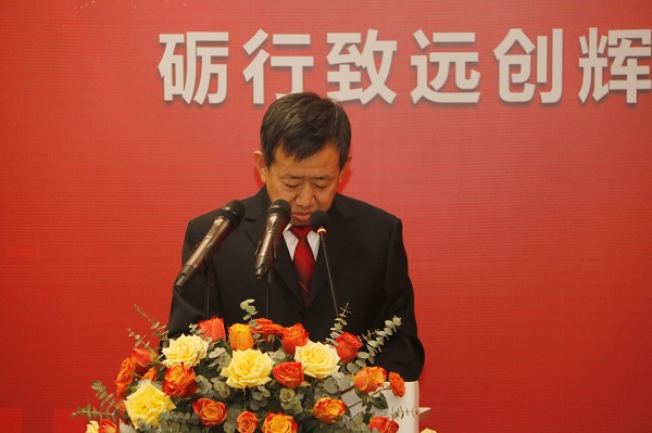 集团公司副总经理闫龙广宣读《关于表彰2020年度优秀分包商的决定》.jpg 集团公司副总经理闫龙广宣读《关于表彰2020年度优秀分包商的决定》.jpg