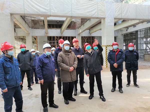 祝总与华能集团公司副总经理樊启祥一行实地参观主厂房清水混凝土框架柱施工效果.jpg 祝总与华能集团公司副总经理樊启祥一行实地参观主厂房清水混凝土框架柱施工效果.jpg