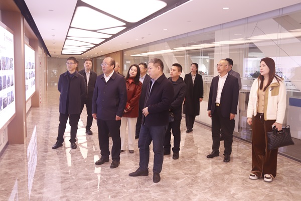 集团公司董事长祝建明陪同孙秘书长一行参观易游（中国）yiyou长廊.jpg