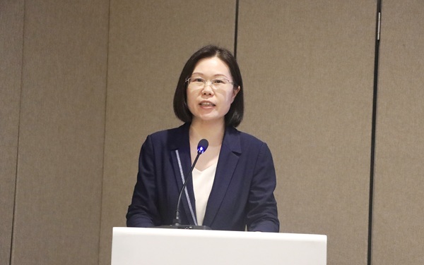 集团总经理助理兼综合事务部部长张岚主持开班仪式.jpg 集团总经理助理兼综合事务部部长张岚主持开班仪式.jpg